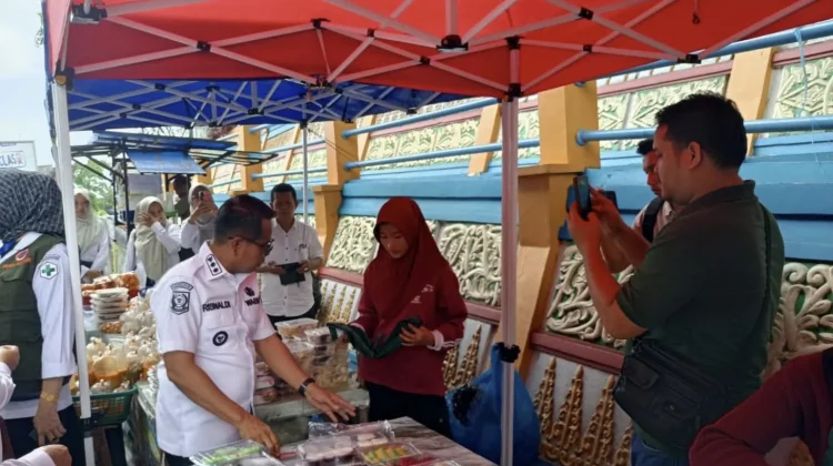 Wabup Pessel Pimpin Pengawasan Jajanan Pabukoan di Painan