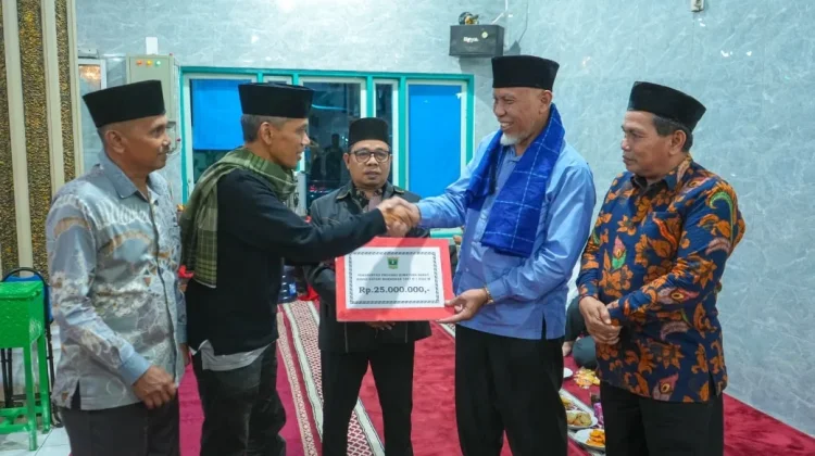 Mahyeldi Iktikaf di Sijunjung, Serahkan Bantuan untuk Rehabilitasi Masjid