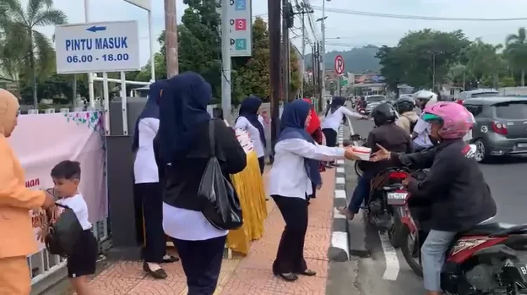 DWP RRI Padang Bagikan 100 Kotak Takjil
