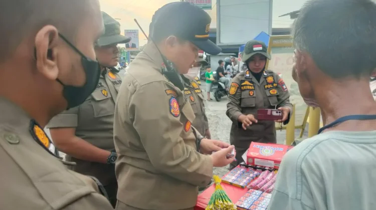 Penjual Petasan di Padang Ditertibkan
