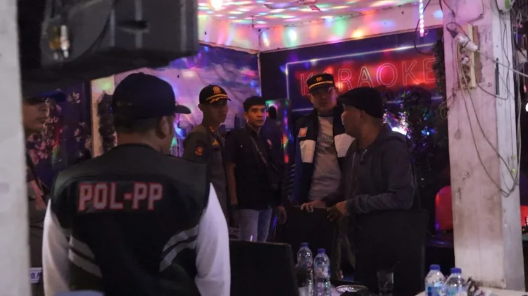 Satpol PP Padang Tindak Tempat Karaoke Ganggu Ramadan