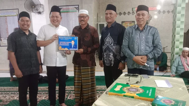 Komisi IV DPRD Sumbar Serahkan Bantuan Rp30 Juta di Masjid Baiturahmah Pessel