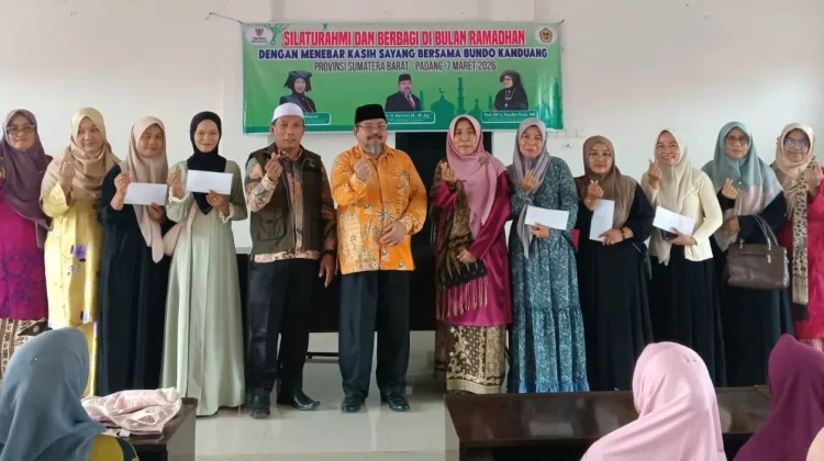 Bundo Kanduang Sumbar Salurkan Zakat untuk 100 Mustahik