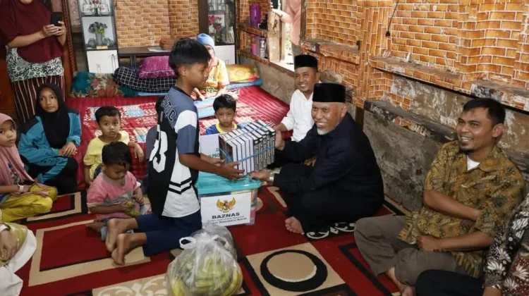 Gubernur Sumbar Serahkan Bantuan Bedah Rumah untujk Safrianto di Solok Salatan
