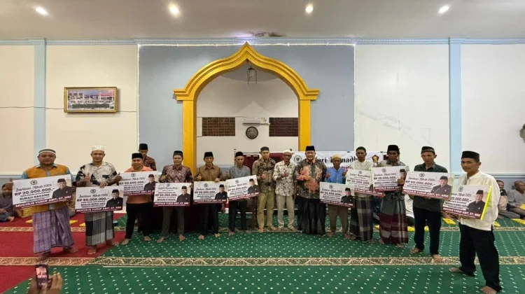 DPRD Sumbar Salurkan Rp460 Juta Bantuan untuk Masjid dan Musala di Pesisir Selatan