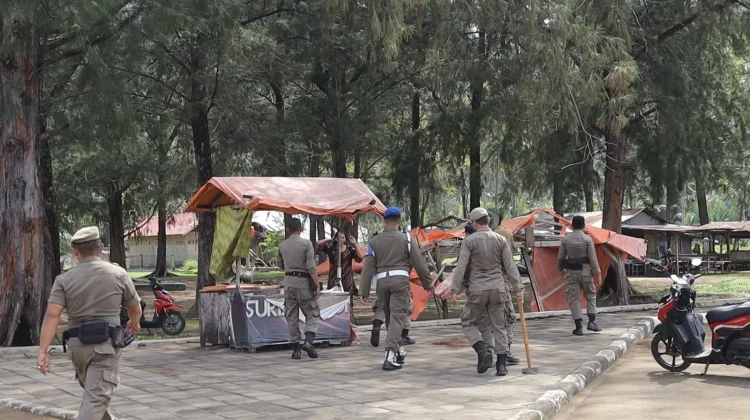 Satpol PP Padang Akan Eksekusi Lapak PKL di Pantai Air Manis