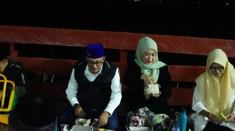 Bupati Tanah Datar Sahur Bersama Penghuni Huntara di Guguak Malalo