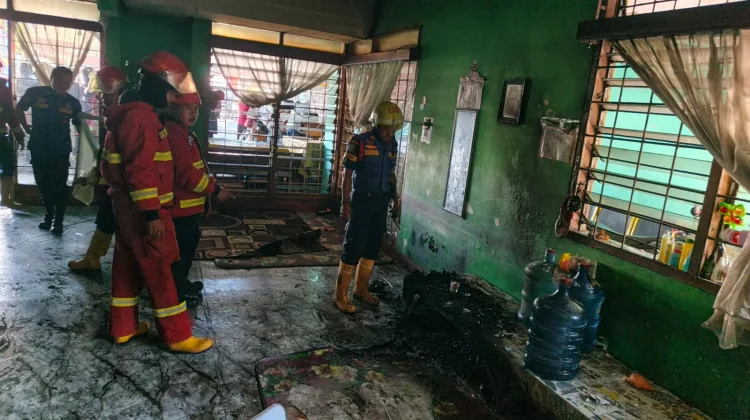 Api Hanguskan Ruang Tamu Rumah Warga di Air Tawar Padang