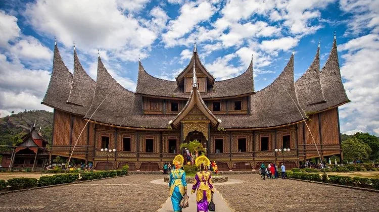 Pesona Alam dan Budaya Sumbar Jadi Magnet Wisatawan