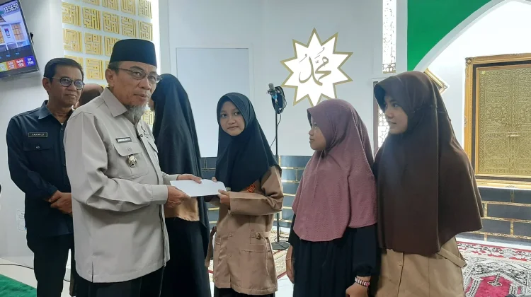Ratusan Anak Yatim Binaan Masjid Ukhuwah Diberi Santunan