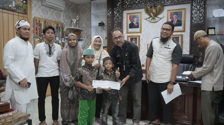 Sekwan DPRD Sumbar Serahkan Santunan untuk 74 Anak Yatim jelang Lebaran