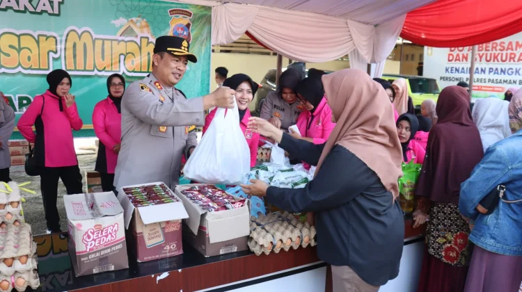 Warga Pasaman Barat Padati Gerakan Pangan Murah di Mapolres Sejak Pagi
