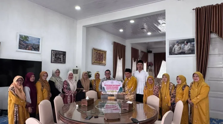 Bupati Tanah Datar Terima Bantuan dari Kerabat Kesultanan Pagaruyung
