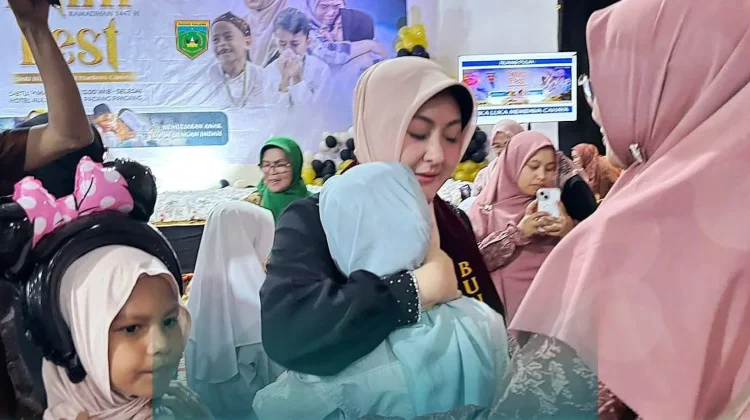 Ketua TP PKK Serahkan Bantuan untuk Anak Yatim