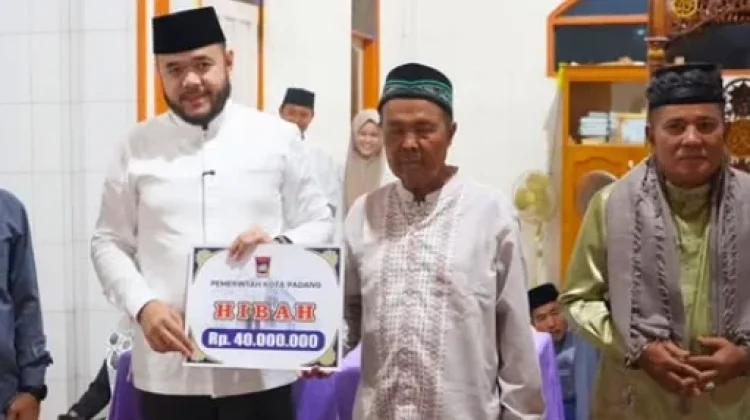 Fadly Amran Salurkan Hibah Rp40 Juta ke Masjid Nurul Istiqomah