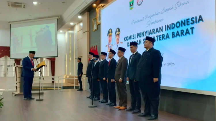 Gubernur Mahyeldi Melantik Komisioner KPID Sumbar 2026-2029
