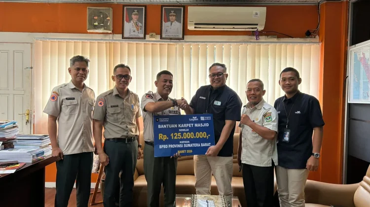 PT TASPEN Padang Serahkan Bantuan Karpet Masjid Senilai Rp125 Juta