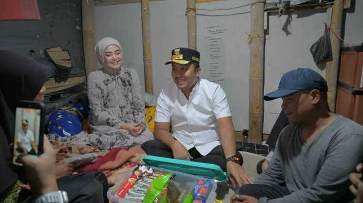 Vasko Serahkan Bantuan Bedah Rumah di Tanah Datar