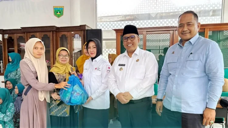 Ketua TP PKK Padang Panjang Salurkan Bantuan Sosial untuk Warga di 16 Kelurahan