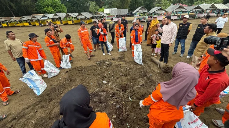 Masyarakat dan Pengelola Bersihkan Kawasan Pantai Air Manis