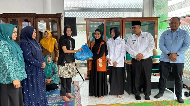 PKK Padang Panjang Salurkan Bantuan Sembako dan Suvenir