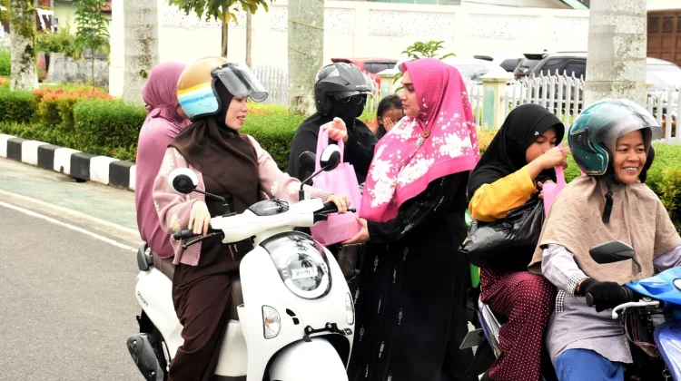 GOW Kabupaten Agam Berbagi Takjil dan Paket Lebaran