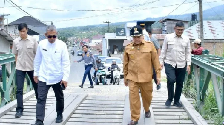 Tinjau Kondisi Jembatan Bailey, Bupati Agam Pastikan Keamanan