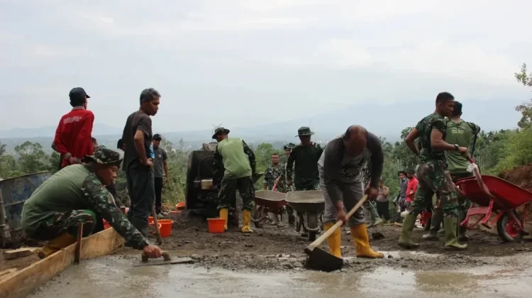 Jalur Nyawa di Ujung Maut, saat TMMD 127 Memapas Angkuhnya Bukit di Bumi Pagaruyung