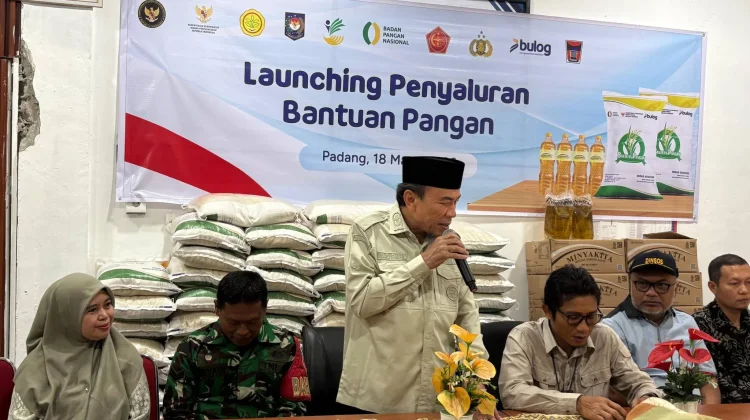 Pemko Padang dan Bulog Salurkan Bantuan Pangan untuk Warga Belakang Pondok