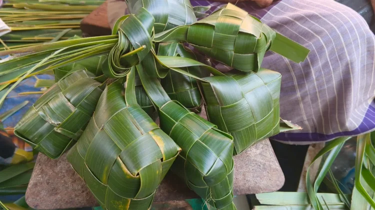 Permintaan Sarang Ketupat Meningkat jelang Lebaran di Pasar Raya Padang