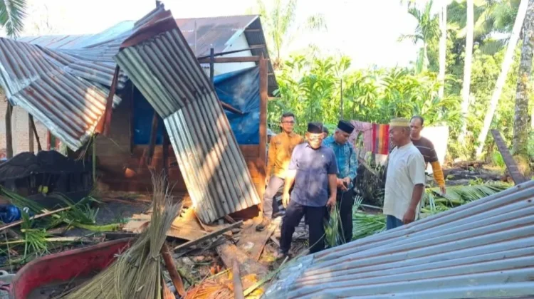Penuh Empati, Bupati Pasbar Yulianto Kunjungi Rumah Duka Korban Pohon Tumbang