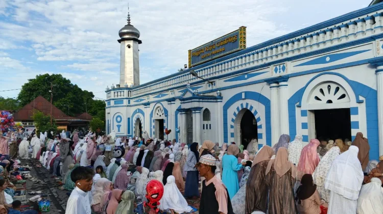 Sebagian Warga Padang Laksanakan Idulfitri di Masjid Raya Ganting pada Jumat