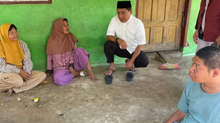 Bupati Padang Pariaman Salurkan Zakat Fitrah kepada Warga Kurang Mampu