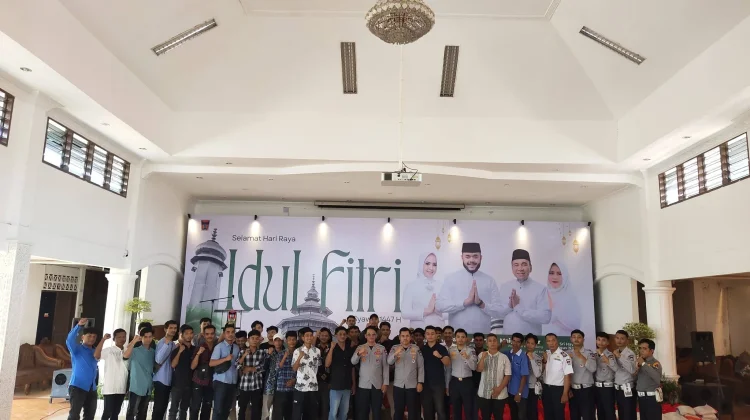 Pemko Padang Serahkan Parsel Lebaran untuk Petugas Perlintasan Sebidang
