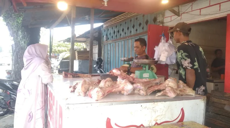 H-1 Idulfitri: Daging Sapi di Pasar Simpang Tabing Laris Manis