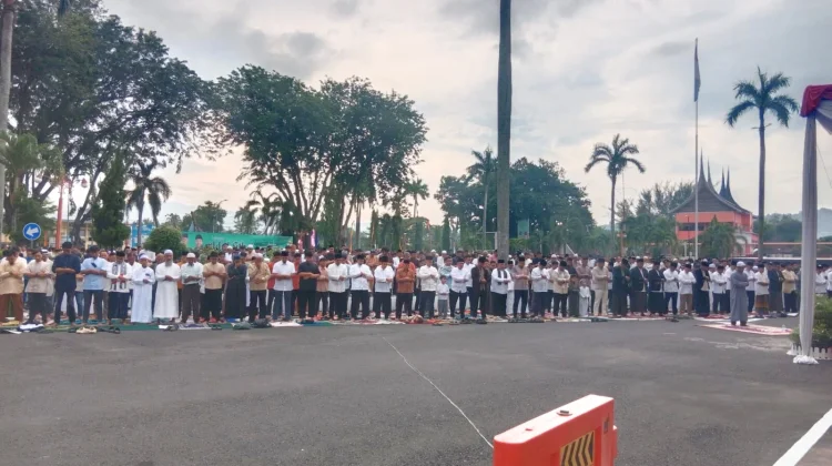 Ribuan Warga Padati Kantor Gubernur Sumbar Ikuti Salat Idulfitri 1447 Hijriah