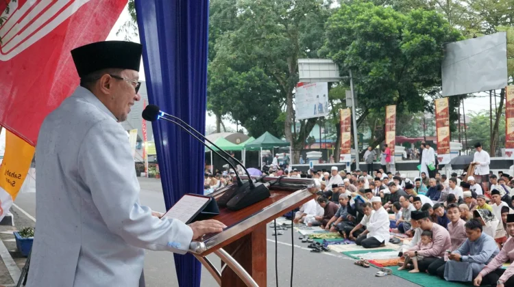 Ribuan Jamaah Padati Lapangan Cindua Mato, meski Hujan Shalat Id Tetap Khidmat