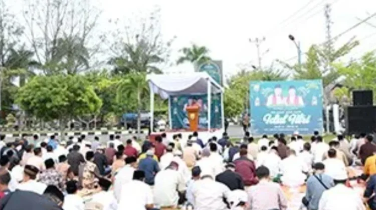 Ribuan Umat Islam Pariaman Laksanakan Salat Id di Halaman Balaikota