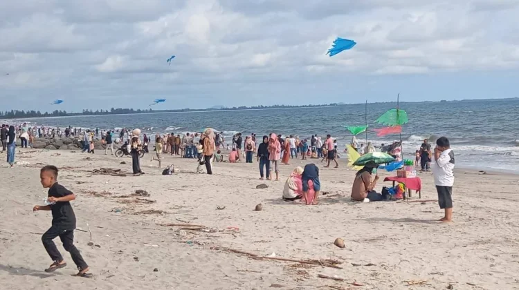 Ribuan Pengunjung Padati Destinasi Wisata Pesta Pantai Pasaman Barat