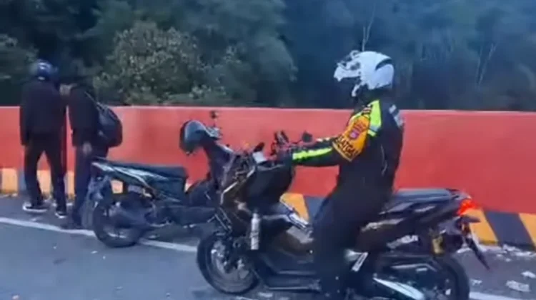 Pengendara Diingatkan Tidak Parkir di Kelok Sembilan
