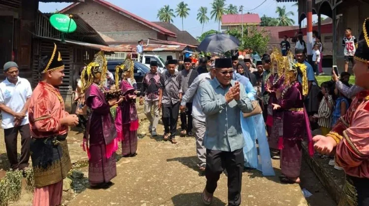 Bupati Pasbar Hadiri Acara Adat di Nagari Pinaga Aua Kuniang