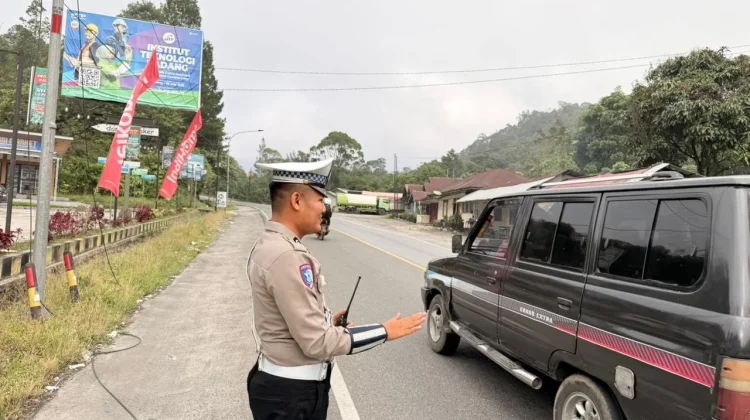 Arus Kendaraan Padati Lalu Lintas Padang-Solok