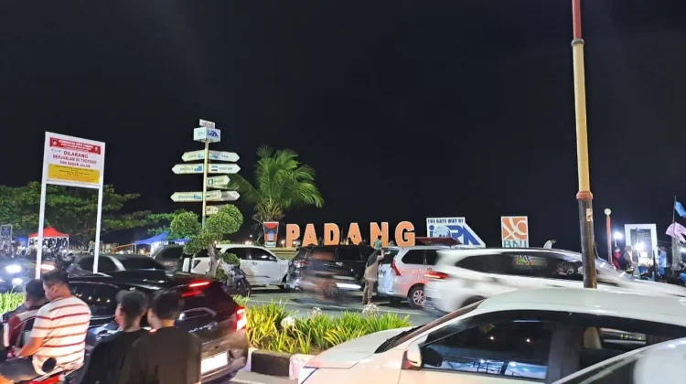 Monumen Padang IORA Ramai Dikunjungi Wisatawan saat Malam Lebaran