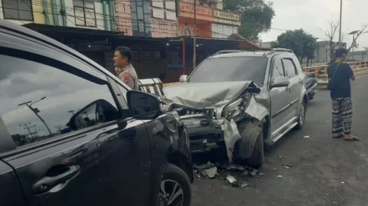 Dua Minibus 'Adu Banteng' di Flyover Bukittinggi