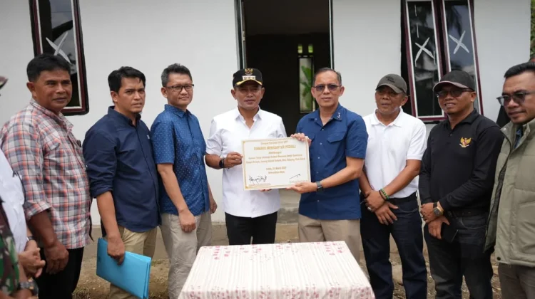 Bupati Solok Serahkan 6 Unit Huntap Korban Bencana di Nagari Selayo