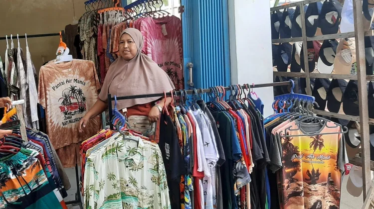 UMKM Pantai Air Manis Padang Raup Ekonomi Selama Libur Lebaran