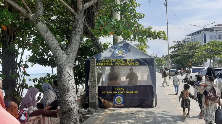 Satpol PP Perketat Pengawasan di Pantai Padang