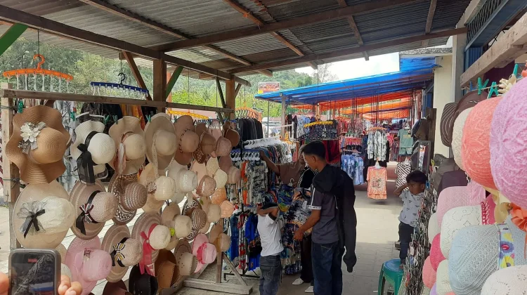Berkah Lebaran di Pantai Air Manis, UMKM Kebanjiran Pembeli