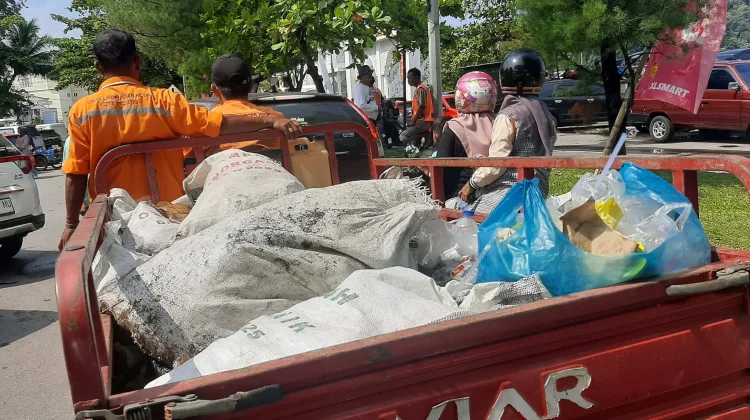 Pascalebaran Volume Sampah Pantai Padang Melonjak