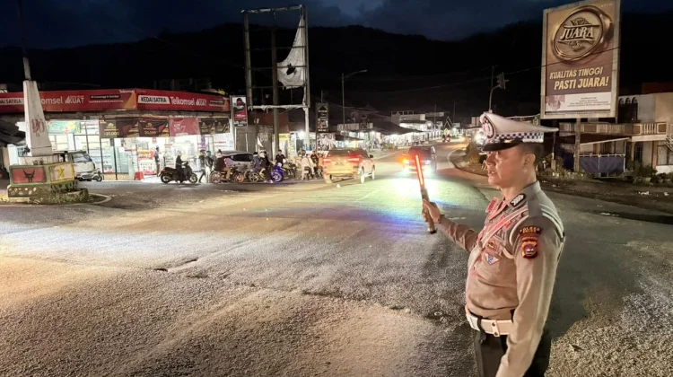 Satlantas Polres Solok Berlakukan One Way Cegah Kemacetan saat Arus Balik Lebaran